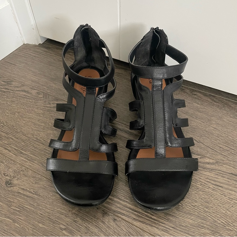 Sz 9.5 EuroSoft Black Strappy Sandals